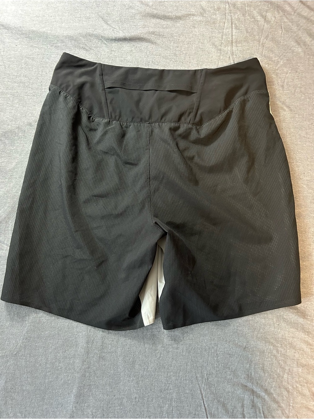 On Running Men's Two-Tone Athletic Shorts in Cream and Black Small - Picture 2 of 7